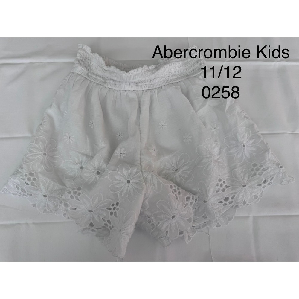 Abercrombie Kids White Eyelet Floral Smocked Waist Shorts Girls Size 11/12 0258